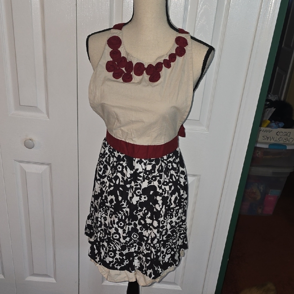 SIMPLY ENVOGUE Stylish Black Red Cream Apron Floral Apron - Picture 2 of 14